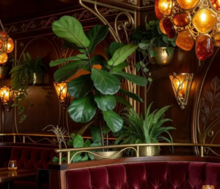 Art Nouveau wnętrze restauracji z drewnem, bursztynem i zielenią.