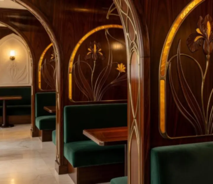 Dekoracyjne detale art nouveau i bursztynowe akcenty we wnętrzu restauracji.